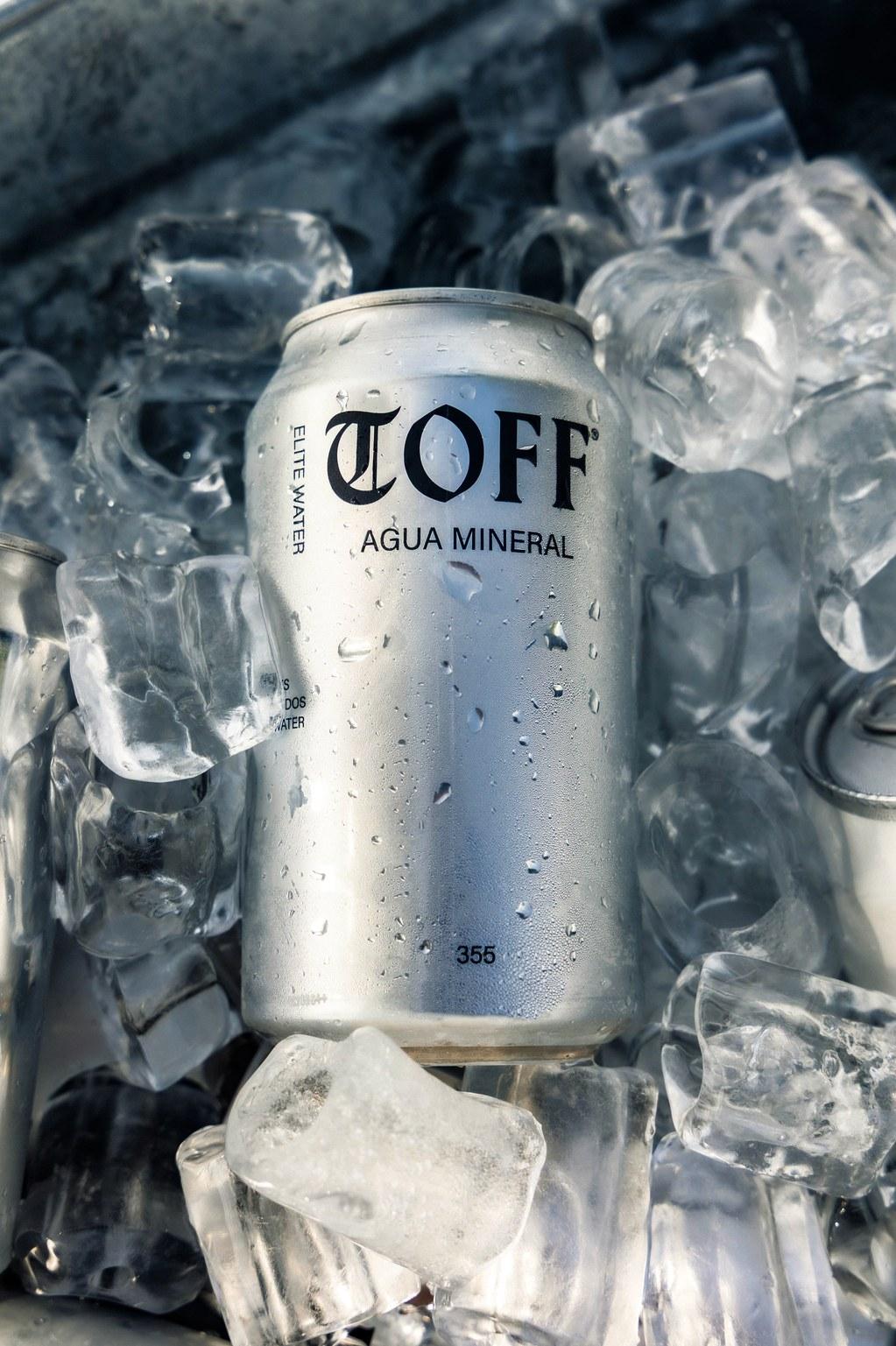 TOFF WATER servida — lata abierta, agua vertida en un vaso de cristal